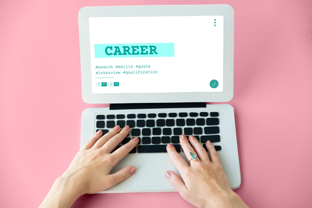 L’Impatto della Tecnologia sullo Sviluppo della Carriera: Strumenti Digitali Essenziali per la Ricerca di Lavoro Moderna